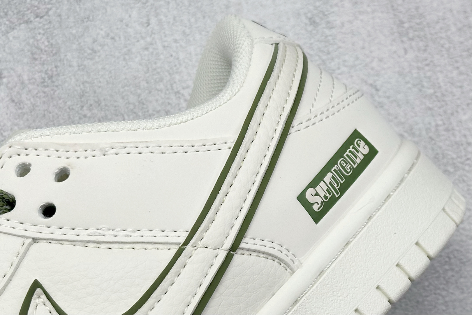 福利特价 终端放店
XC版 Nk SB Dunk Low Supreme联名-米白绿勾 周年高端定制 低