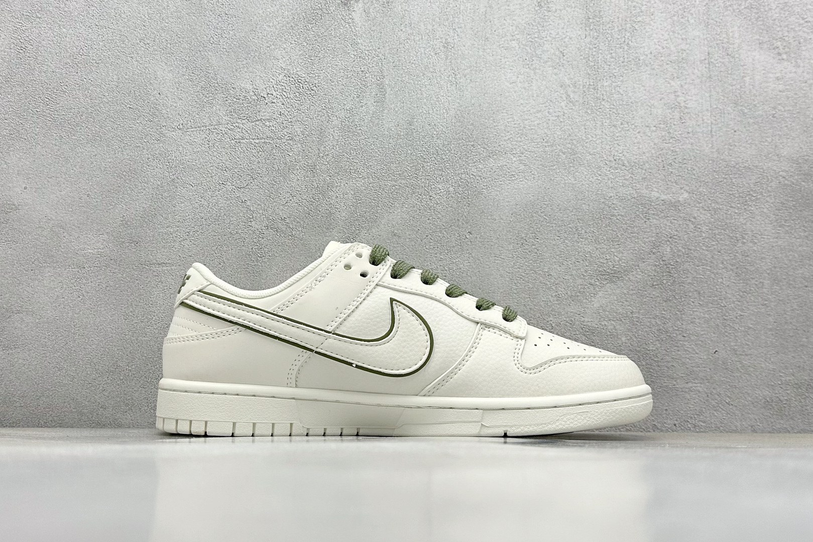 福利特价 终端放店
XC版 Nk SB Dunk Low Supreme联名-米白绿勾 周年高端定制 低
