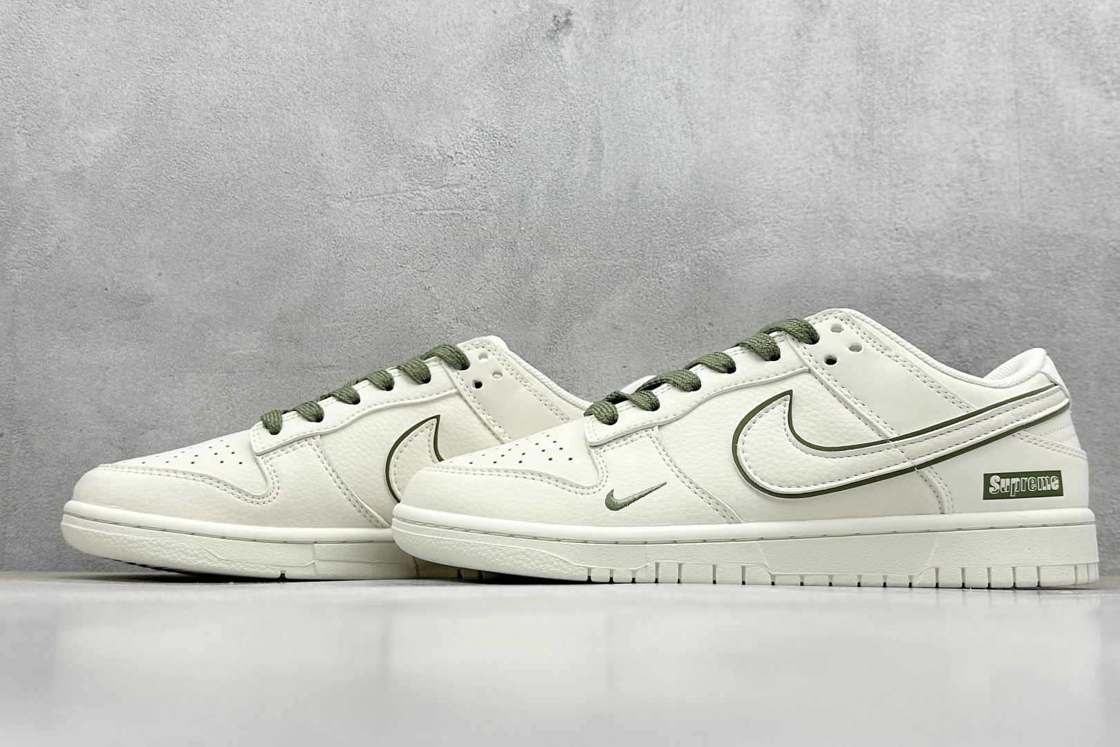 福利特价 终端放店
XC版 Nk SB Dunk Low Supreme联名-米白绿勾 周年高端定制 低