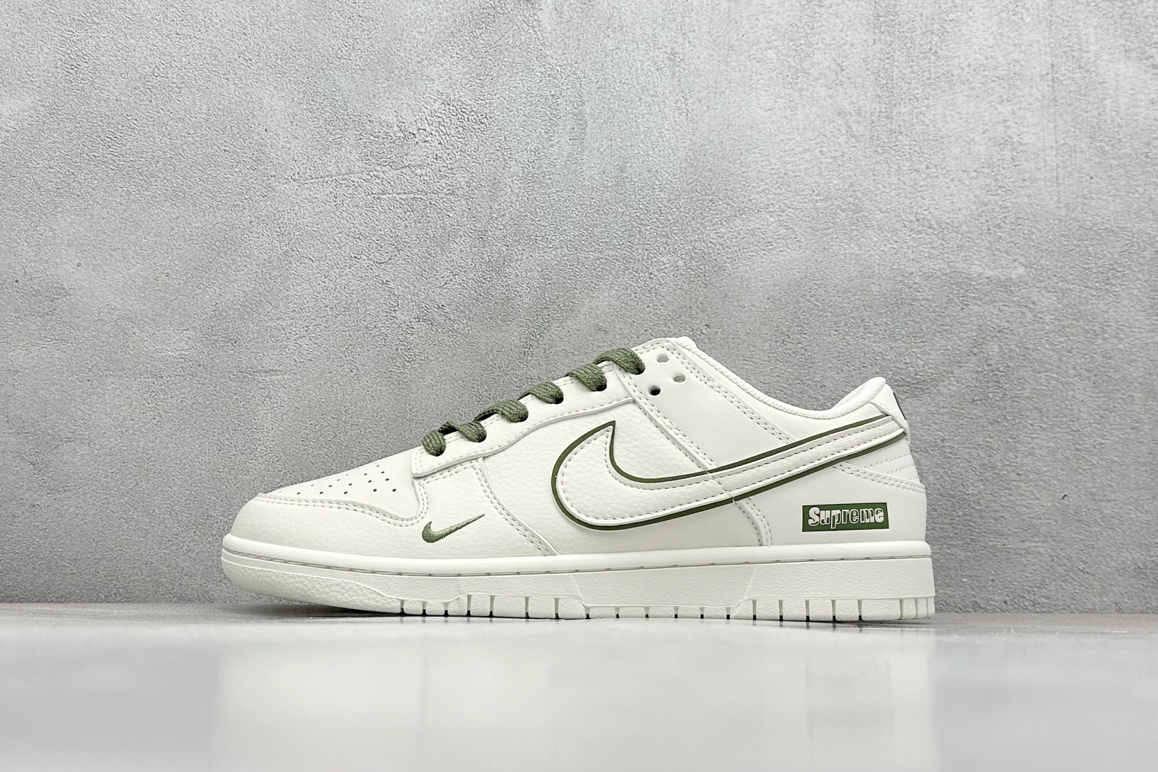 福利特价 终端放店
XC版 Nk SB Dunk Low Supreme联名-米白绿勾 周年高端定制 低