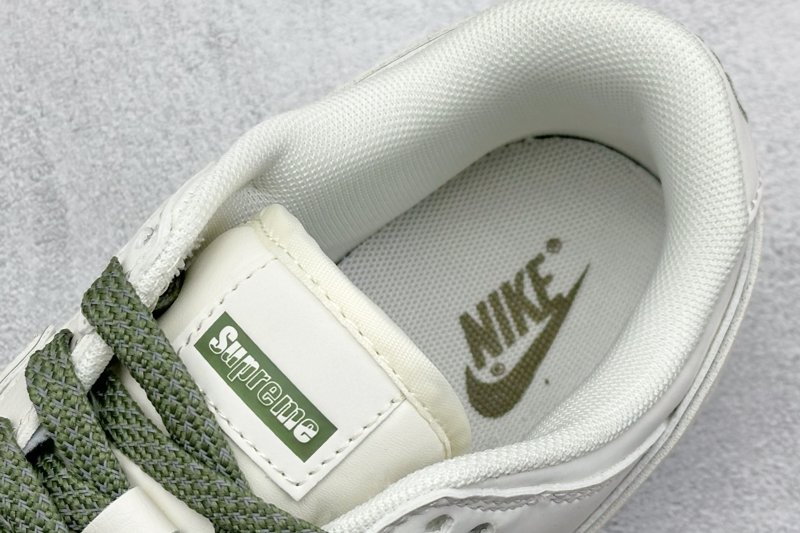 福利特价 终端放店
XC版 Nk SB Dunk Low Supreme联名-米白绿勾 周年高端定制 低