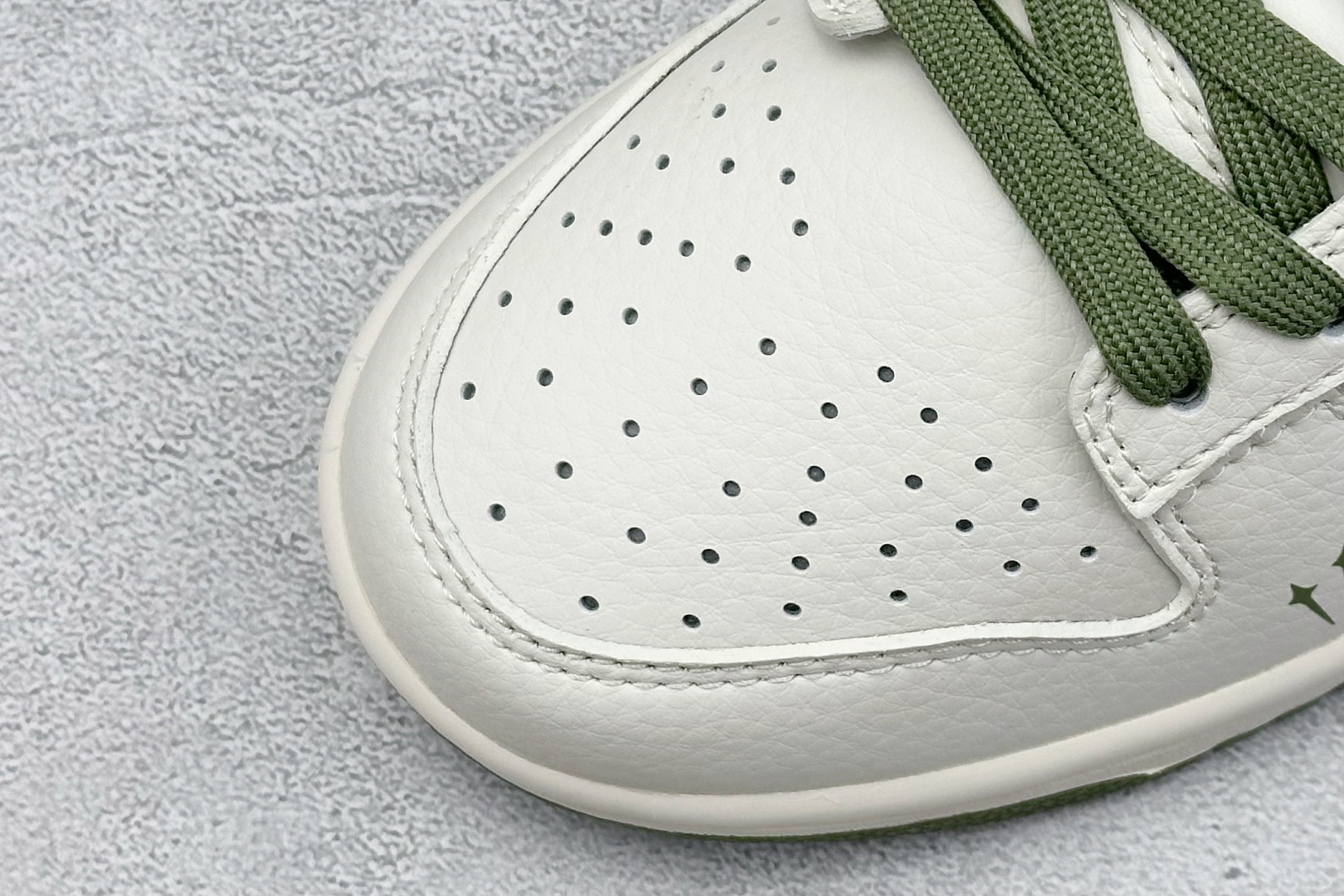 福利特价 终端放店
XC版 Nk SB Dunk Low NOCTA-米白绿勾 周年高端定制 低帮休闲板