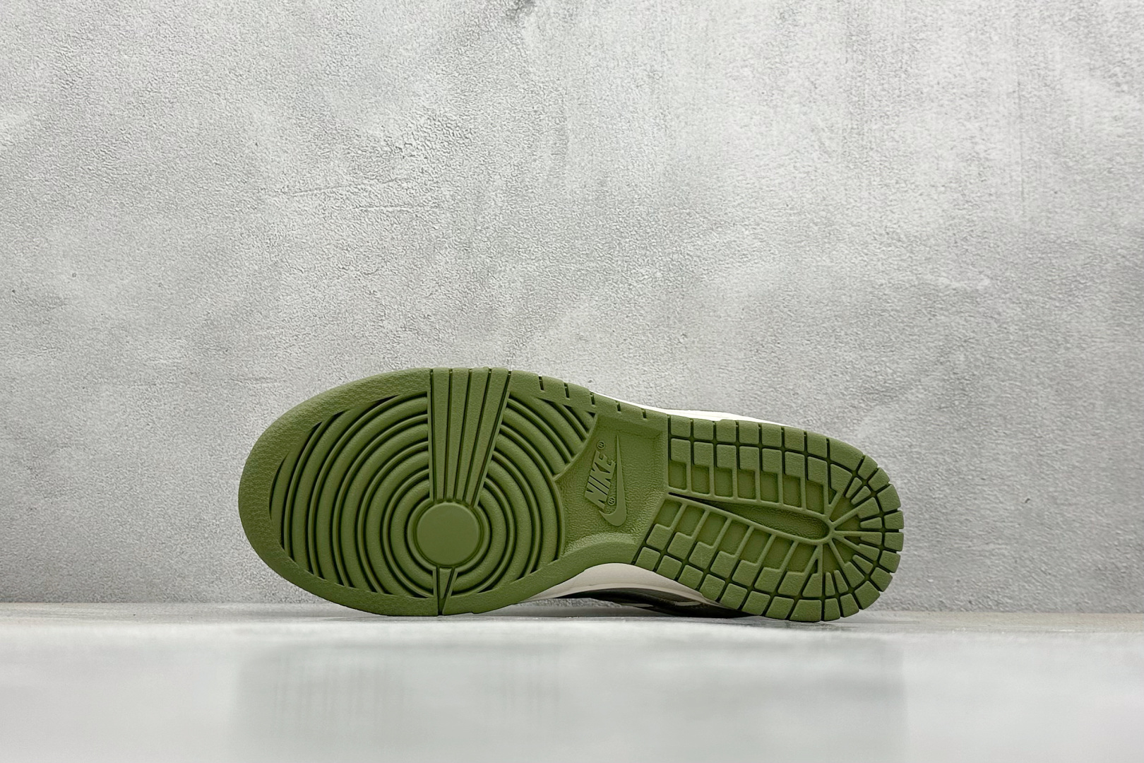 福利特价 终端放店
XC版 Nk SB Dunk Low NOCTA-米白绿勾 周年高端定制 低帮休闲板