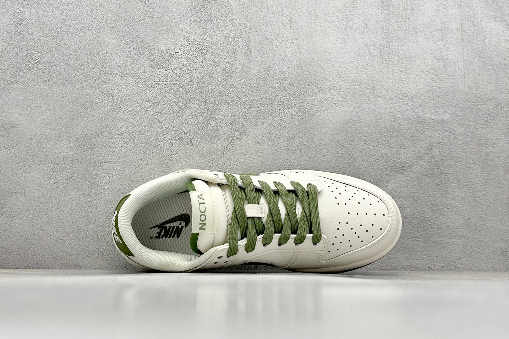 福利特价 终端放店
XC版 Nk SB Dunk Low NOCTA-米白绿勾 周年高端定制 低帮休闲板