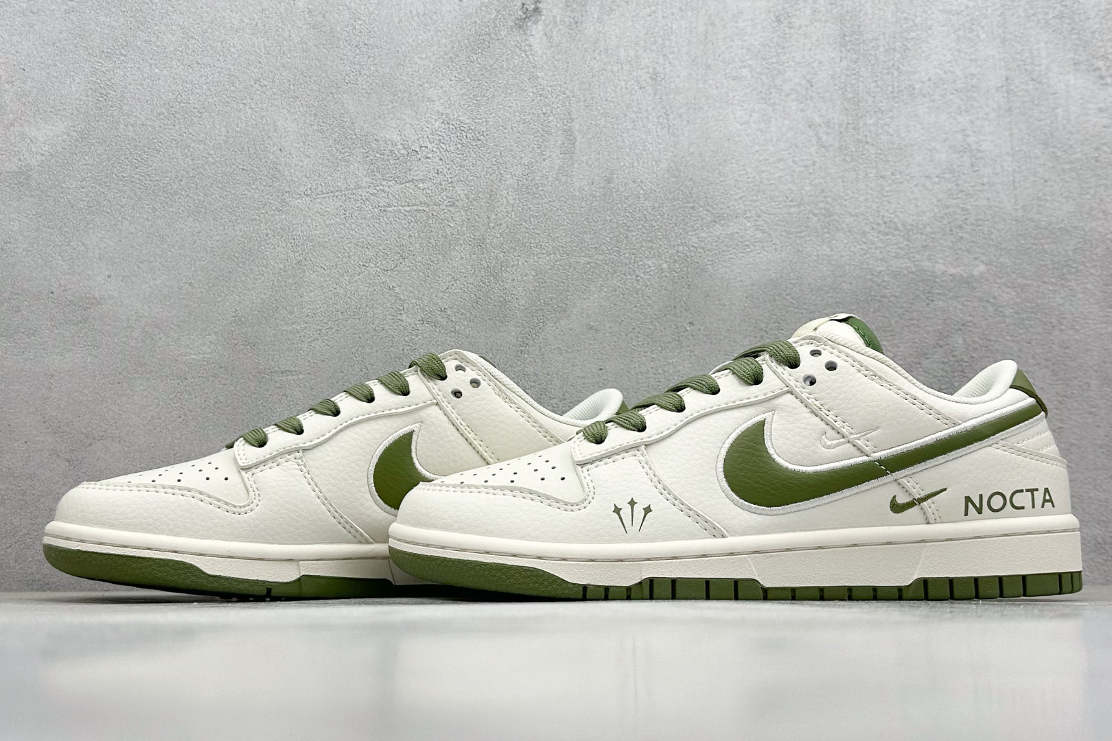 福利特价 终端放店
XC版 Nk SB Dunk Low NOCTA-米白绿勾 周年高端定制 低帮休闲板