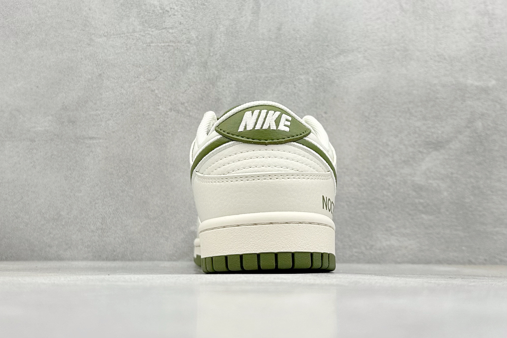 福利特价 终端放店
XC版 Nk SB Dunk Low NOCTA-米白绿勾 周年高端定制 低帮休闲板