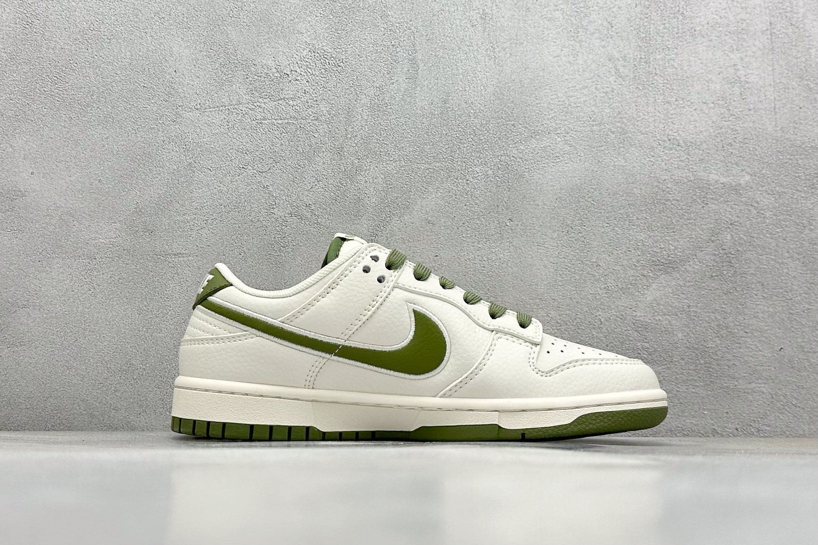 福利特价 终端放店
XC版 Nk SB Dunk Low NOCTA-米白绿勾 周年高端定制 低帮休闲板