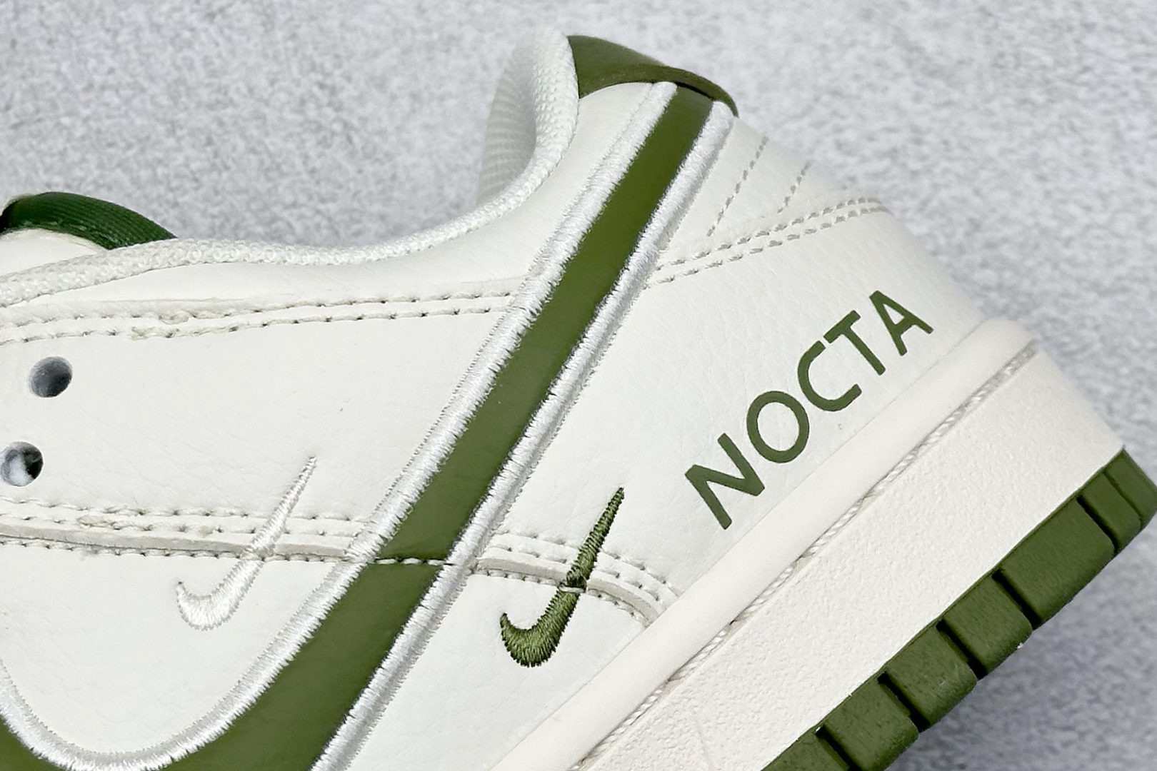 福利特价 终端放店
XC版 Nk SB Dunk Low NOCTA-米白绿勾 周年高端定制 低帮休闲板