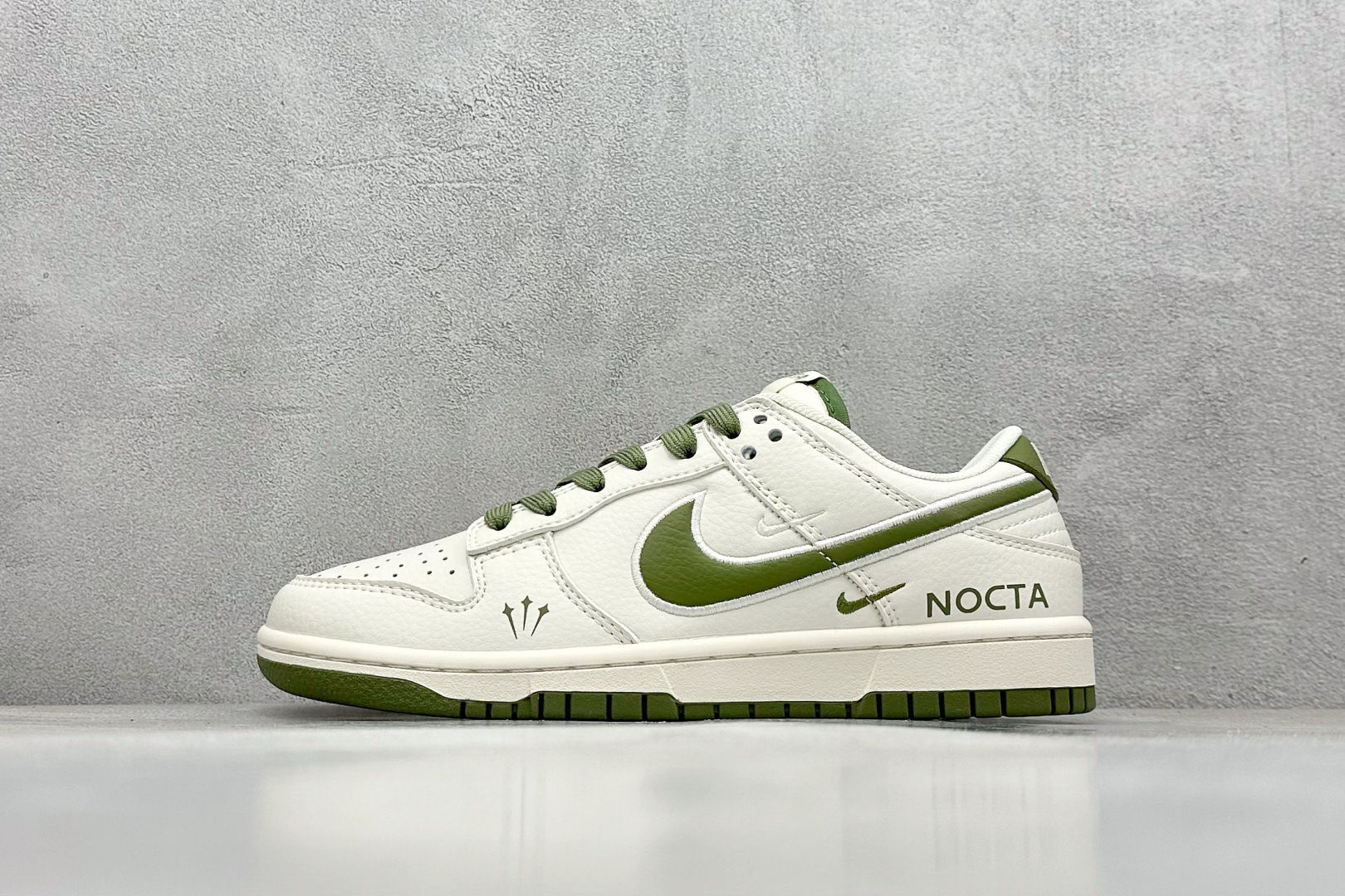 福利特价 终端放店
XC版 Nk SB Dunk Low NOCTA-米白绿勾 周年高端定制 低帮休闲板