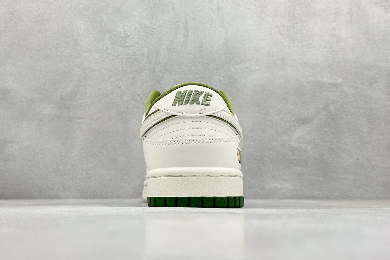 福利特价 终端放店
XC版 Nk SB Dunk Low 古驰联名-米白白绿勾 周年高端定制 低帮休闲板