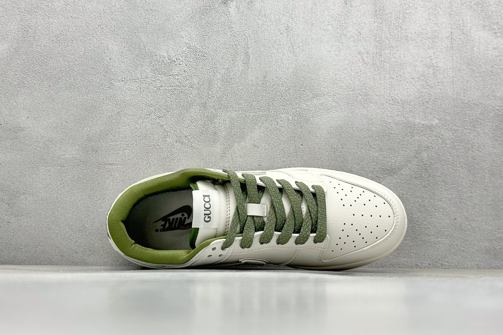 福利特价 终端放店
XC版 Nk SB Dunk Low 古驰联名-米白白绿勾 周年高端定制 低帮休闲板
