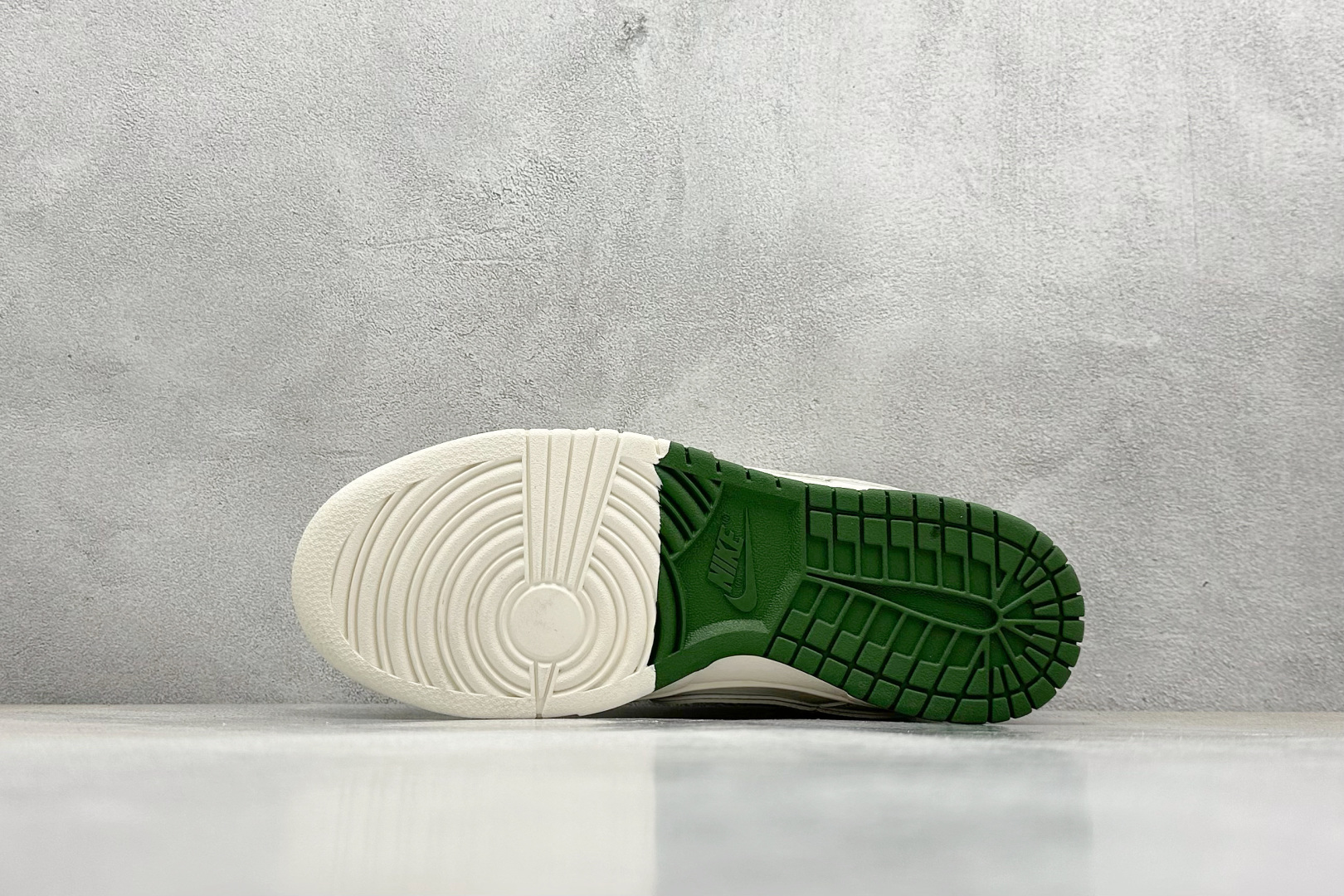 福利特价 终端放店
XC版 Nk SB Dunk Low 古驰联名-米白白绿勾 周年高端定制 低帮休闲板