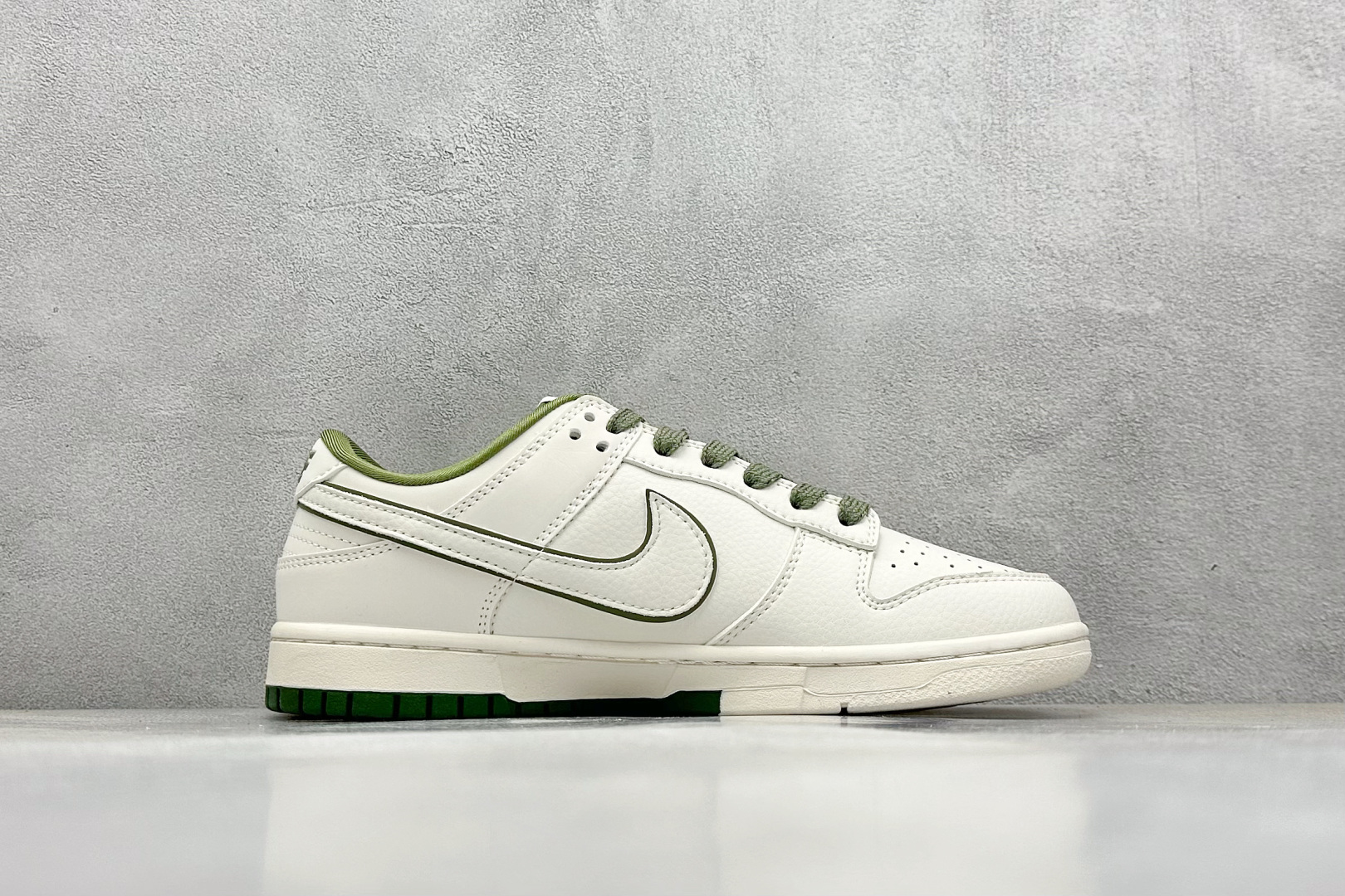 福利特价 终端放店
XC版 Nk SB Dunk Low 古驰联名-米白白绿勾 周年高端定制 低帮休闲板