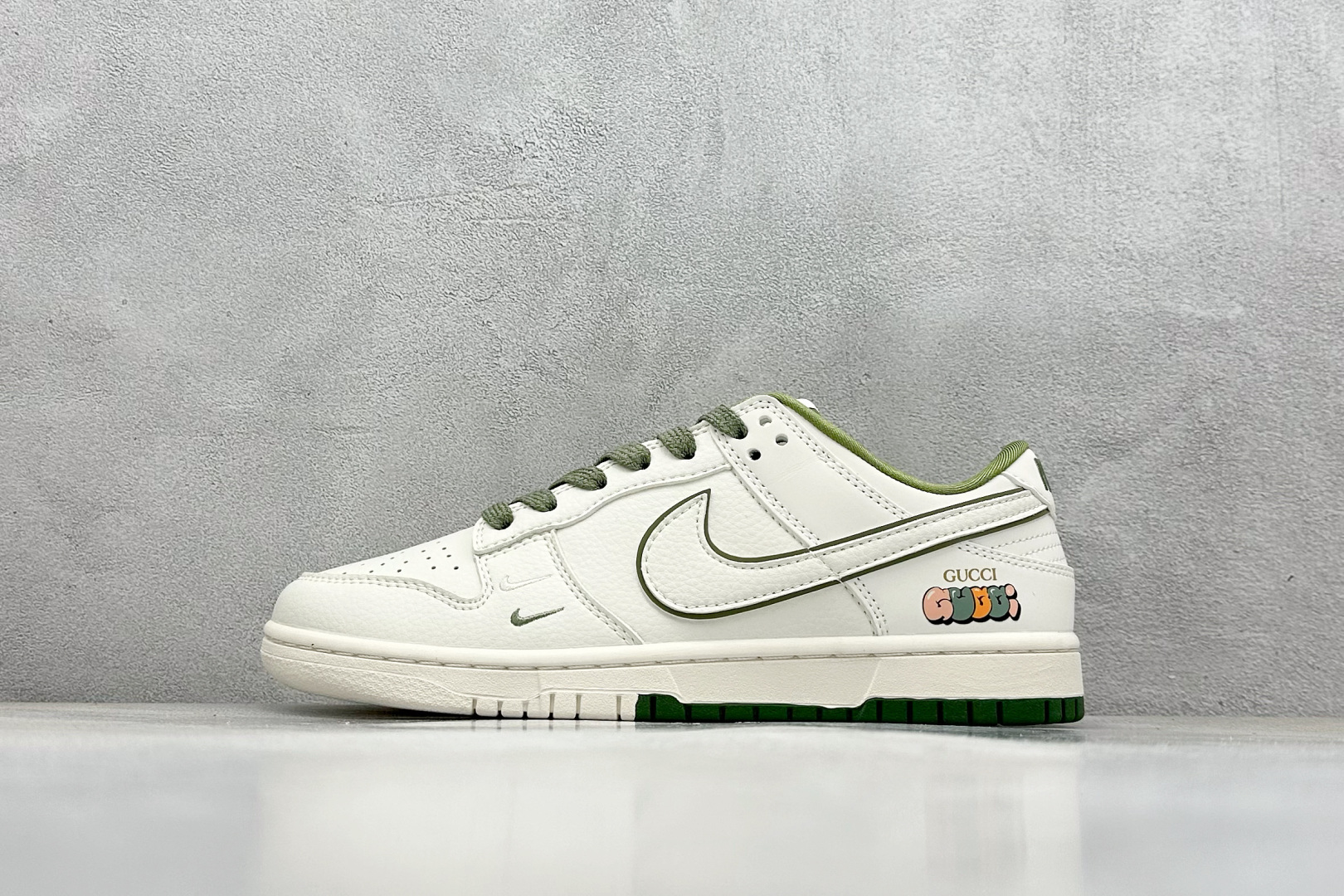 福利特价 终端放店
XC版 Nk SB Dunk Low 古驰联名-米白白绿勾 周年高端定制 低帮休闲板