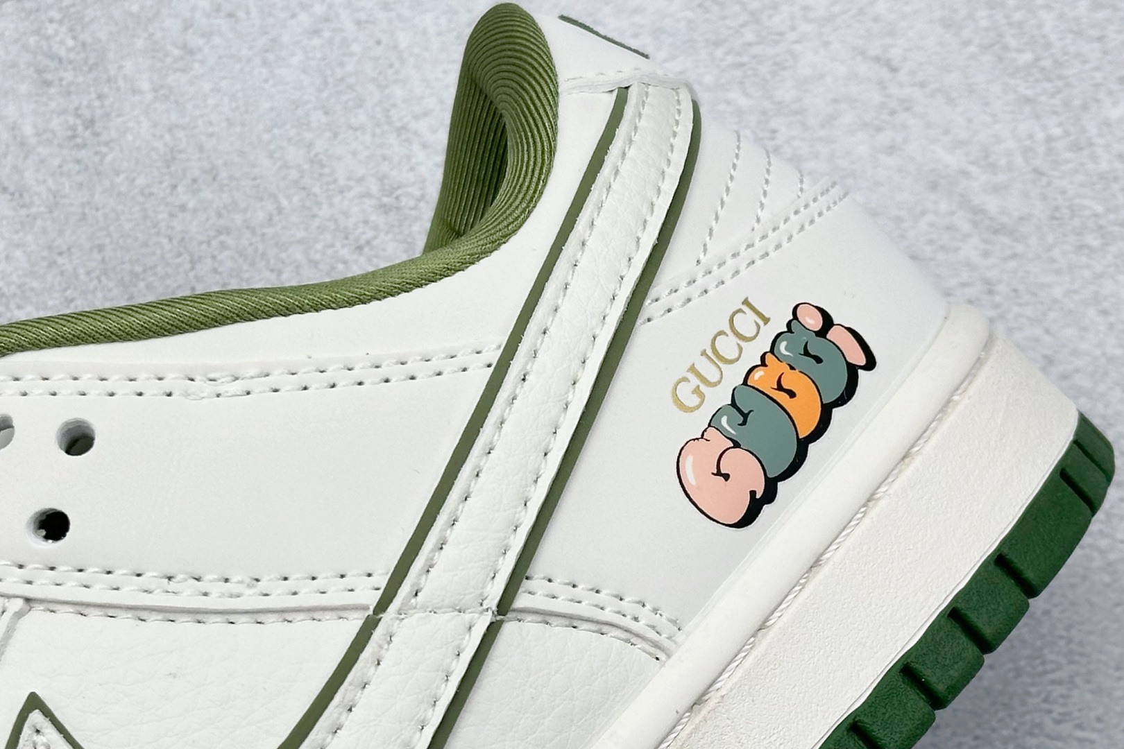 福利特价 终端放店
XC版 Nk SB Dunk Low 古驰联名-米白白绿勾 周年高端定制 低帮休闲板