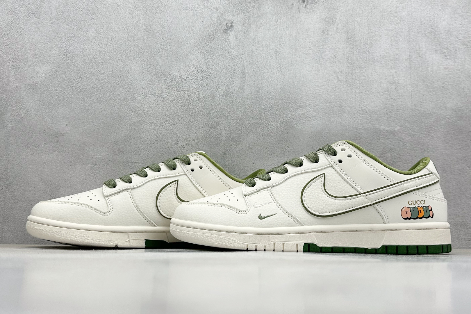 福利特价 终端放店
XC版 Nk SB Dunk Low 古驰联名-米白白绿勾 周年高端定制 低帮休闲板