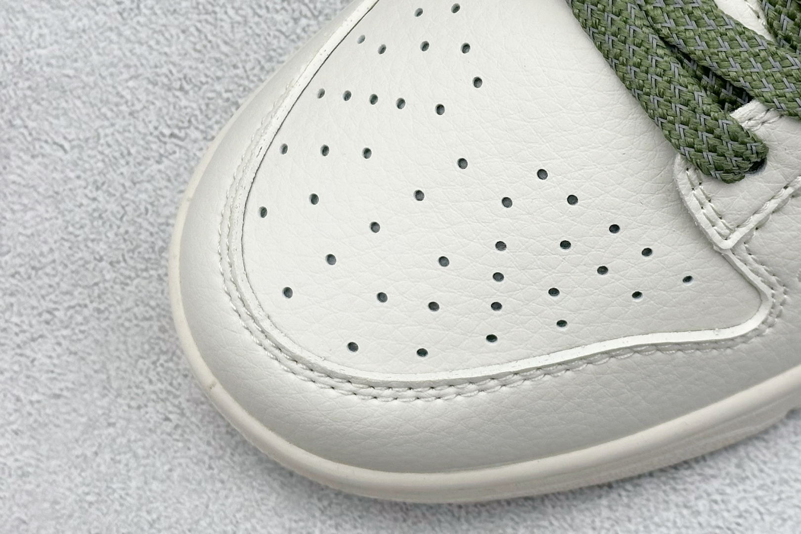 福利特价 终端放店
XC版 Nk SB Dunk Low 古驰联名-米白白绿勾 周年高端定制 低帮休闲板