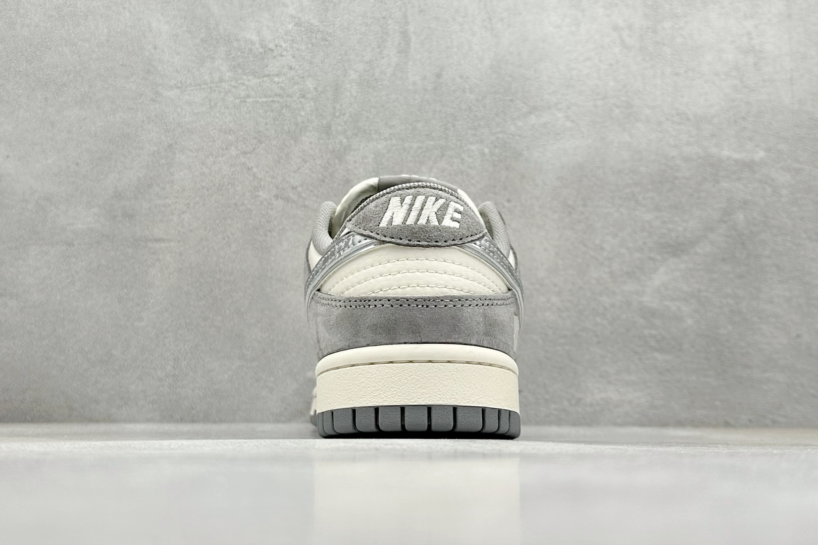 福利特价 终端放店
XC版 Nk SB Dunk Low UN系列-钻石灰勾 周年高端定制 低帮休闲板鞋