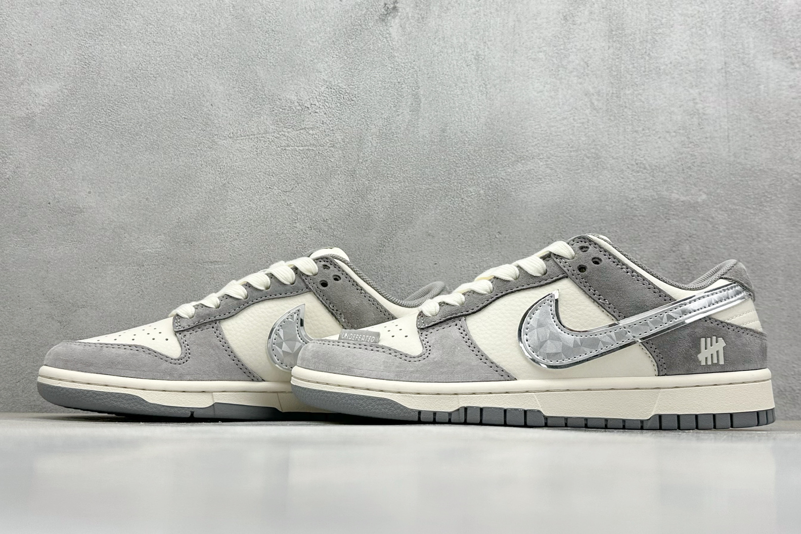 福利特价 终端放店
XC版 Nk SB Dunk Low UN系列-钻石灰勾 周年高端定制 低帮休闲板鞋