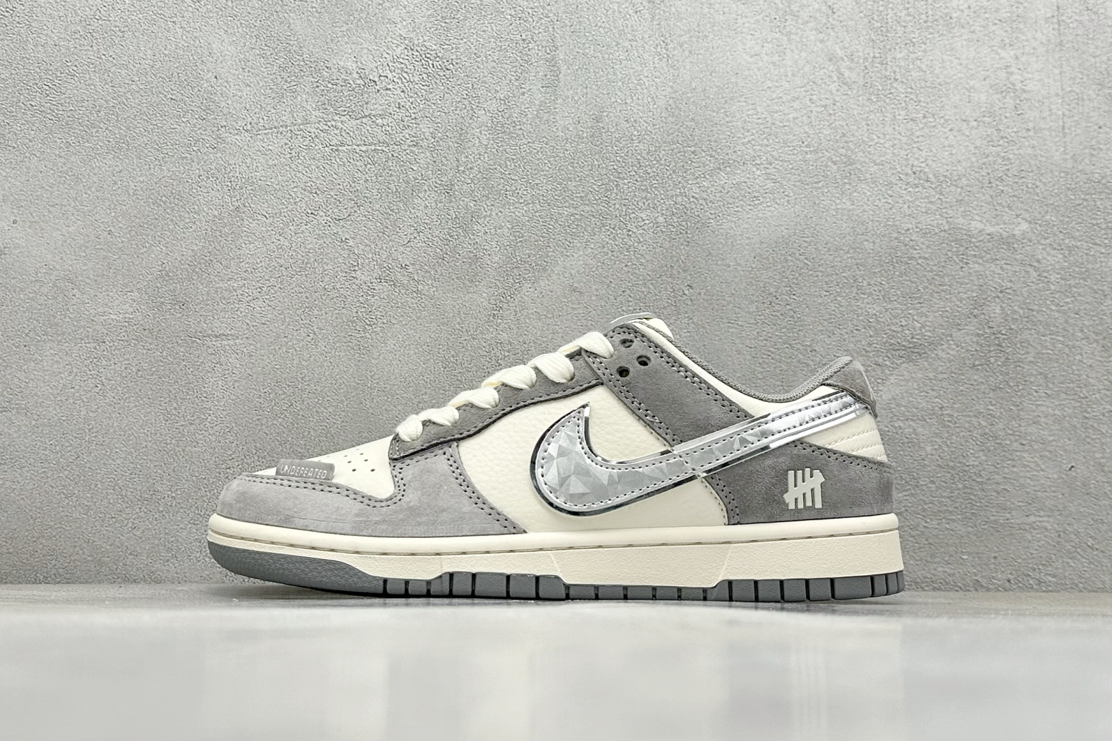 福利特价 终端放店
XC版 Nk SB Dunk Low UN系列-钻石灰勾 周年高端定制 低帮休闲板鞋