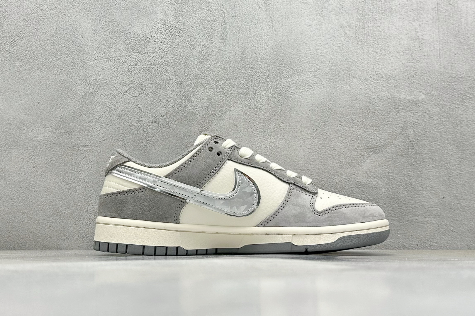 福利特价 终端放店
XC版 Nk SB Dunk Low UN系列-钻石灰勾 周年高端定制 低帮休闲板鞋