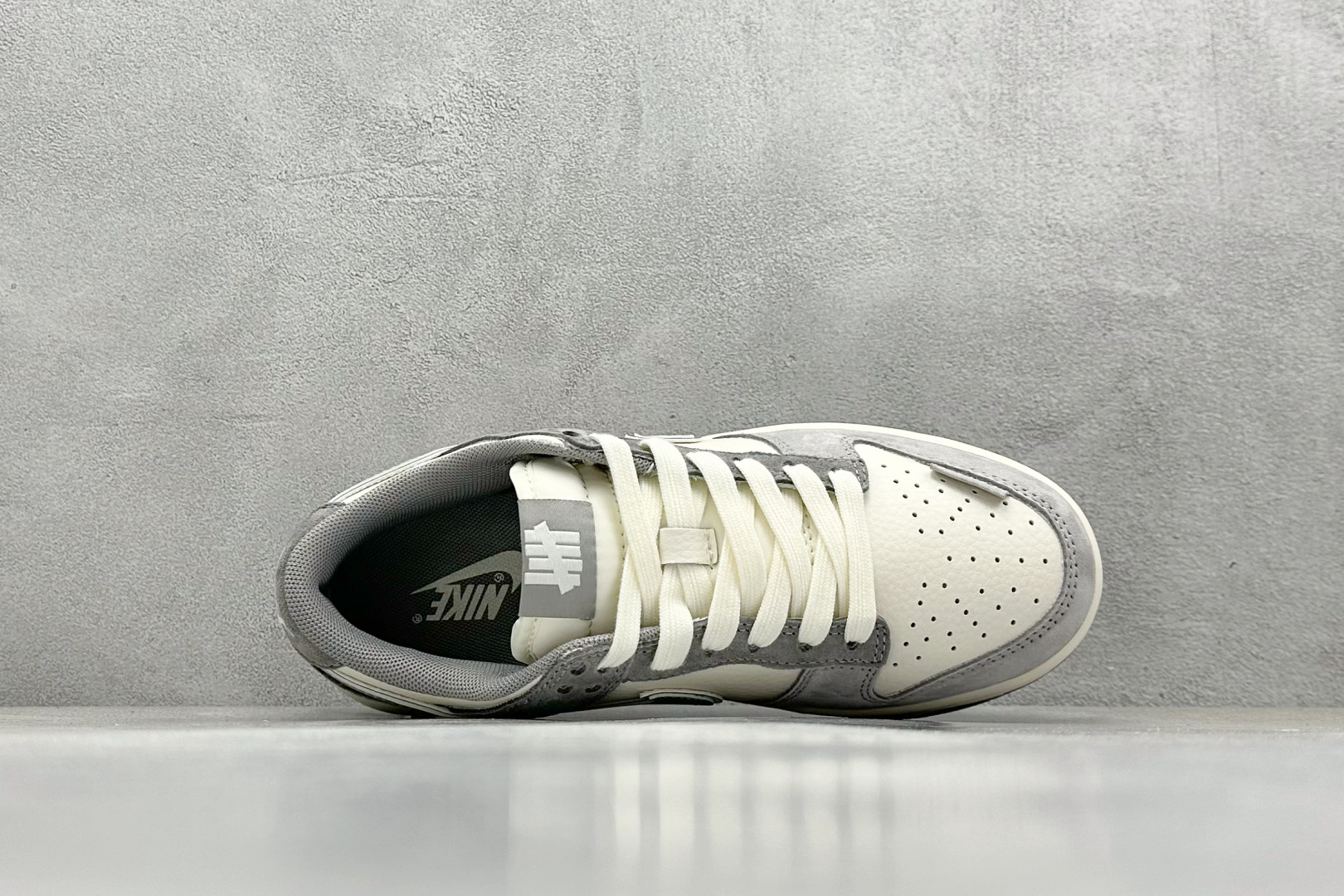 福利特价 终端放店
XC版 Nk SB Dunk Low UN系列-钻石灰勾 周年高端定制 低帮休闲板鞋