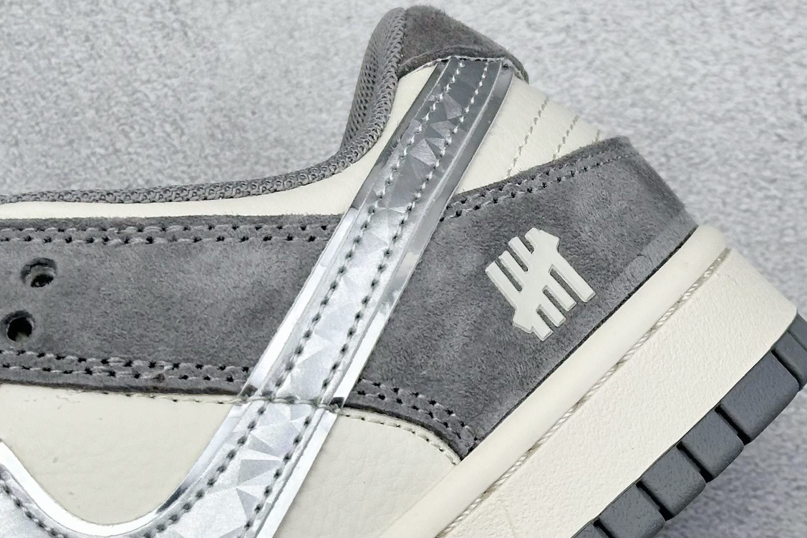 福利特价 终端放店
XC版 Nk SB Dunk Low UN系列-钻石灰勾 周年高端定制 低帮休闲板鞋