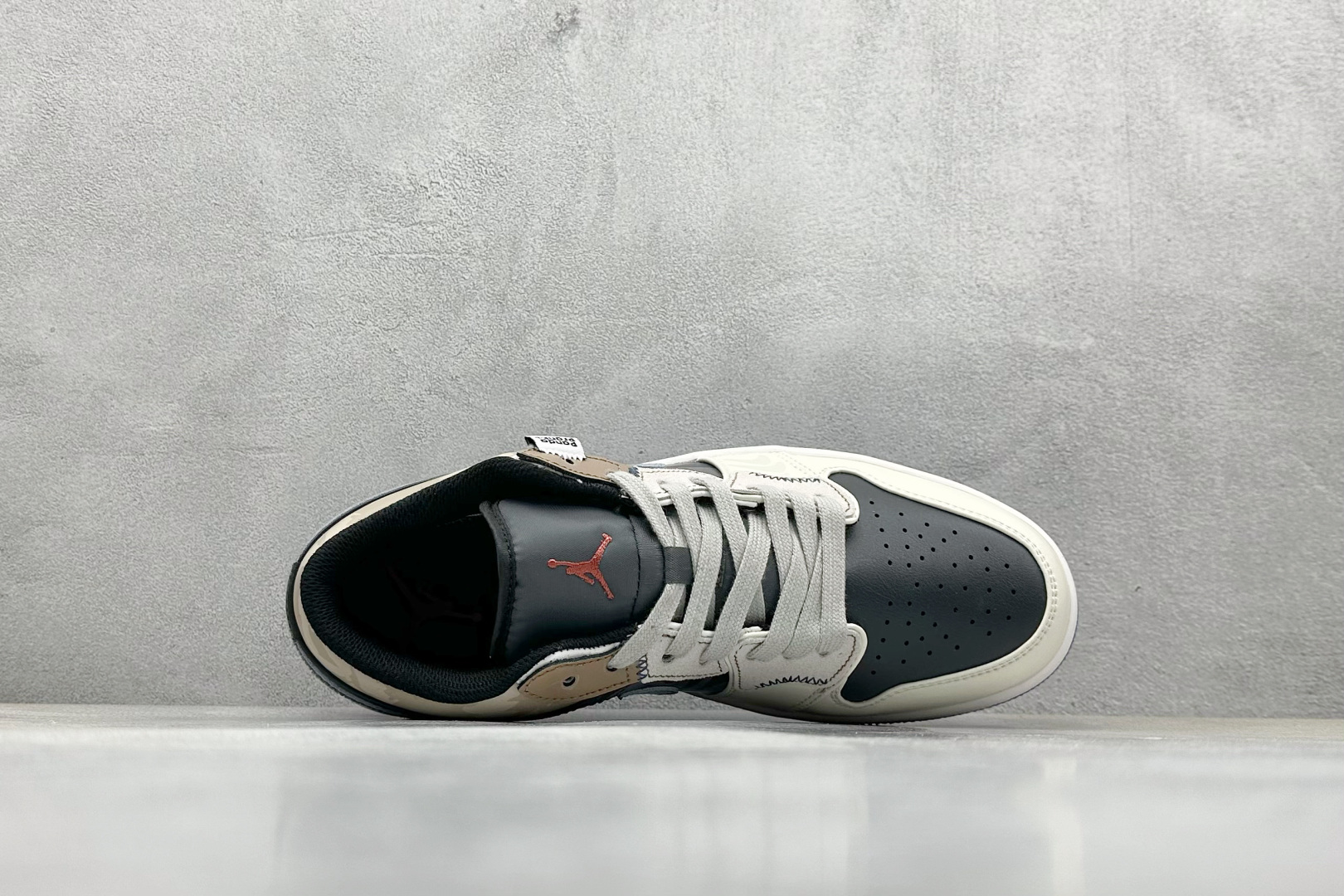  终端放店
FS版 Air Jordan 1 Low 跃天际浅激情
整体围绕熊猫恶作剧乘浪钓手主题设计，