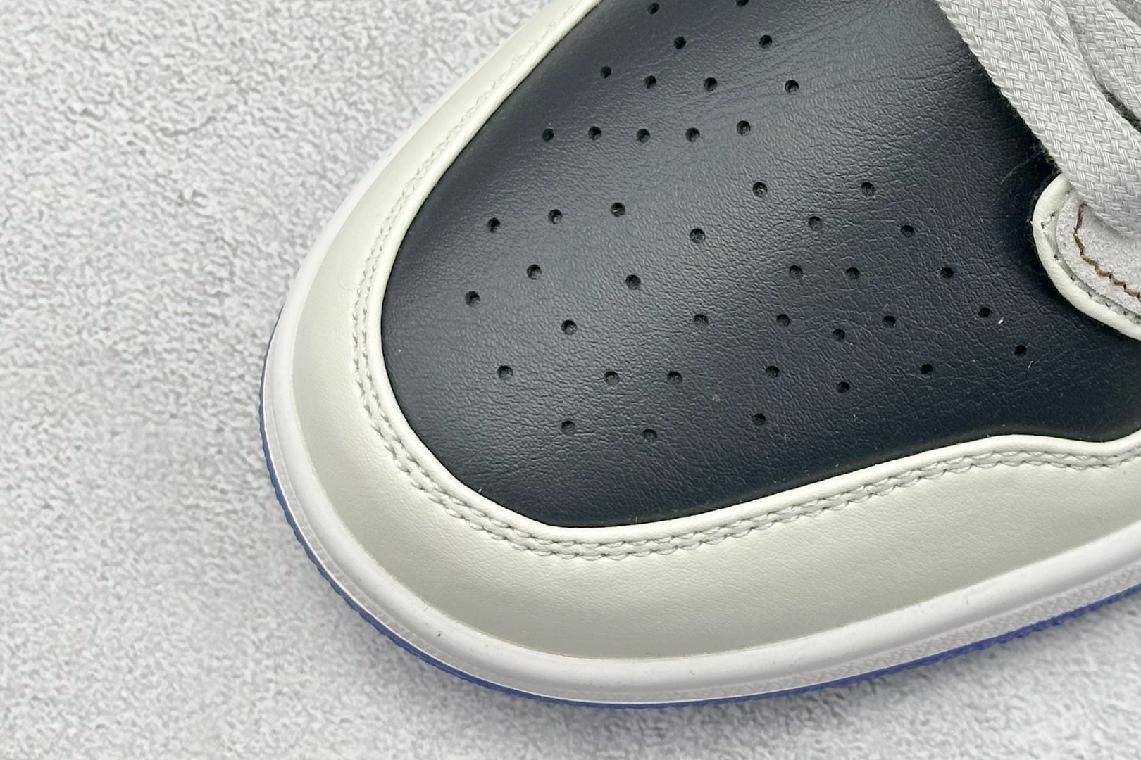  终端放店
FS版 Air Jordan 1 Low 跃天际浅激情
整体围绕熊猫恶作剧乘浪钓手主题设计，
