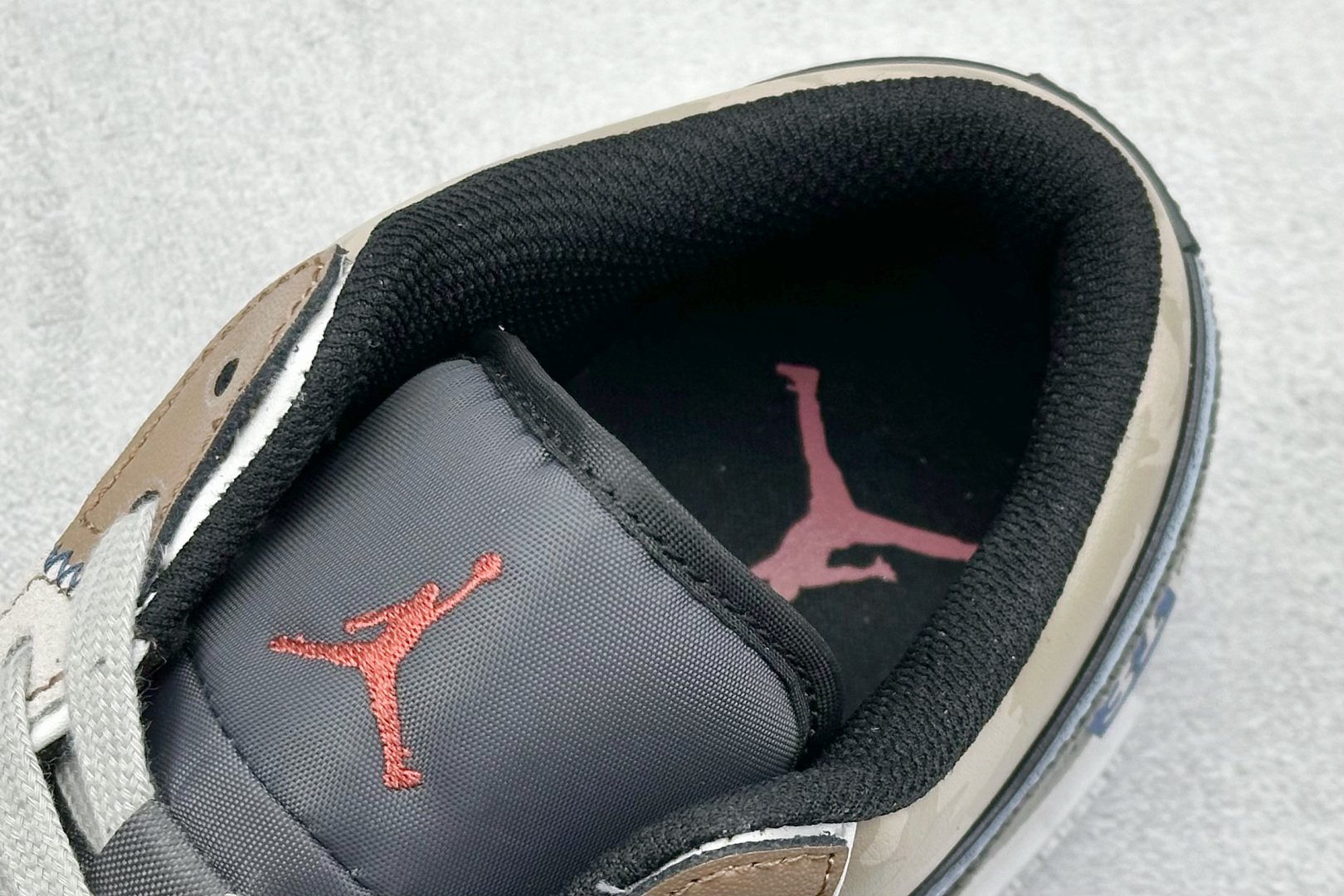  终端放店
FS版 Air Jordan 1 Low 跃天际浅激情
整体围绕熊猫恶作剧乘浪钓手主题设计，