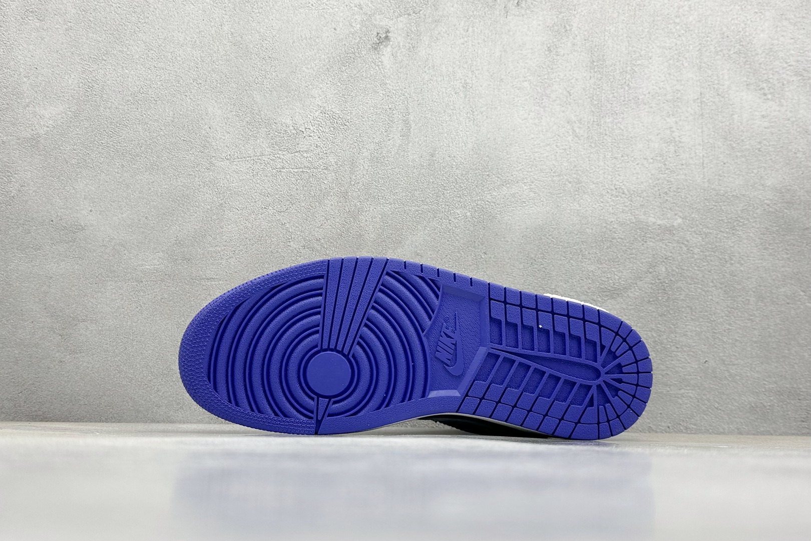  终端放店
FS版 Air Jordan 1 Low 跃天际浅激情
整体围绕熊猫恶作剧乘浪钓手主题设计，