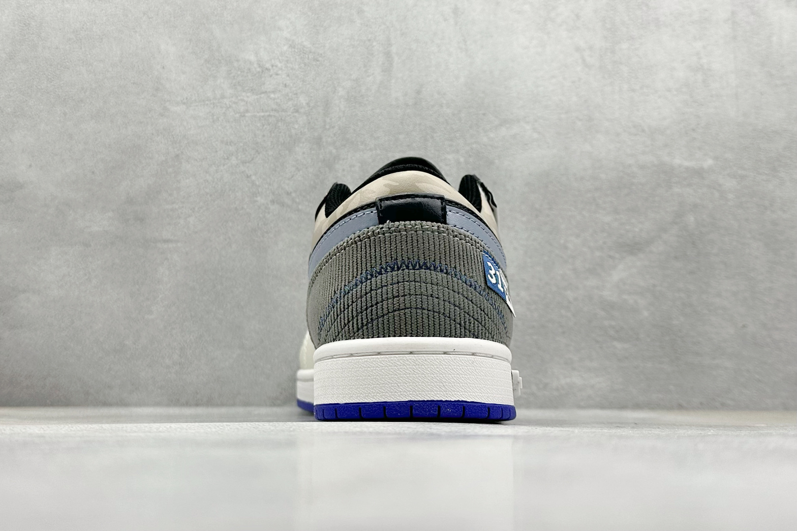  终端放店
FS版 Air Jordan 1 Low 跃天际浅激情
整体围绕熊猫恶作剧乘浪钓手主题设计，