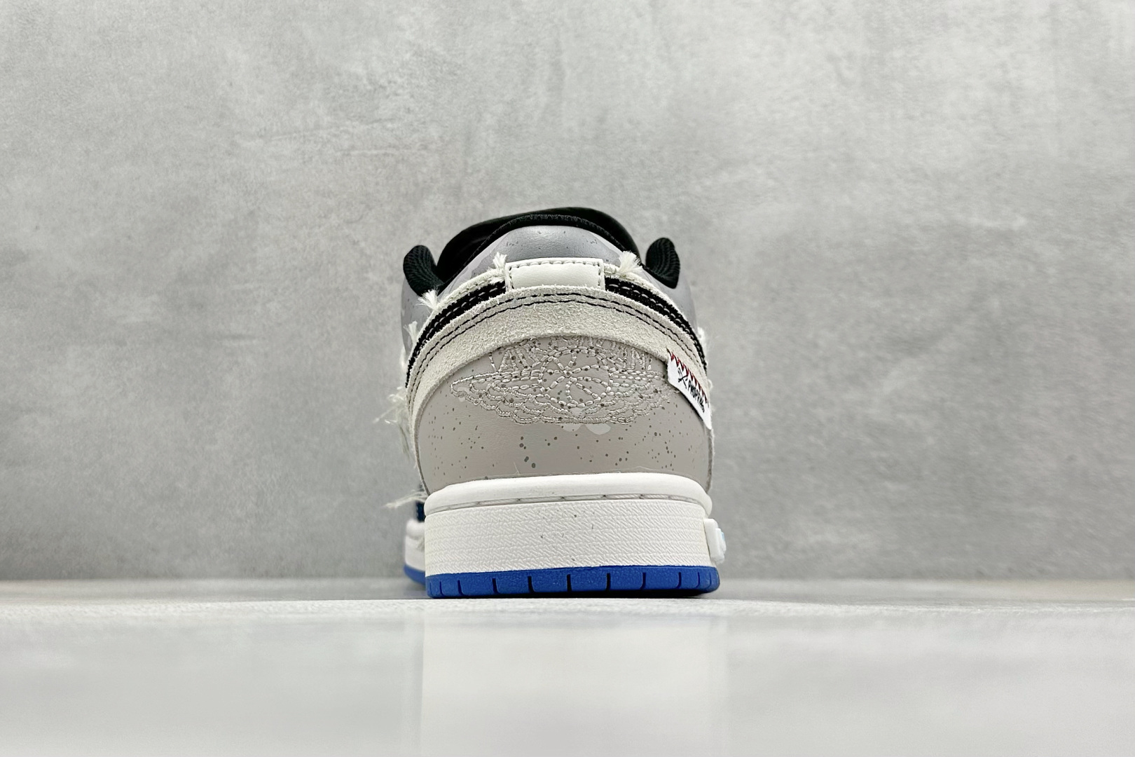  终端放店
FS版 Air Jordan 1 Low 浪钓钓手过度捕捞
整体围绕熊猫恶作剧乘浪钓手主题设