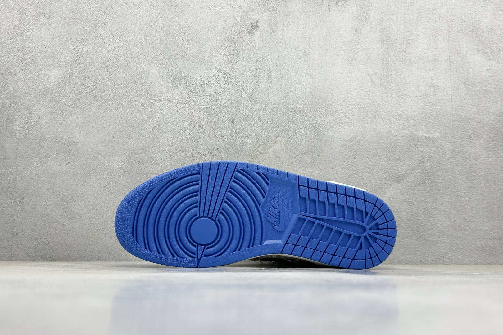  终端放店
FS版 Air Jordan 1 Low 浪钓钓手过度捕捞
整体围绕熊猫恶作剧乘浪钓手主题设