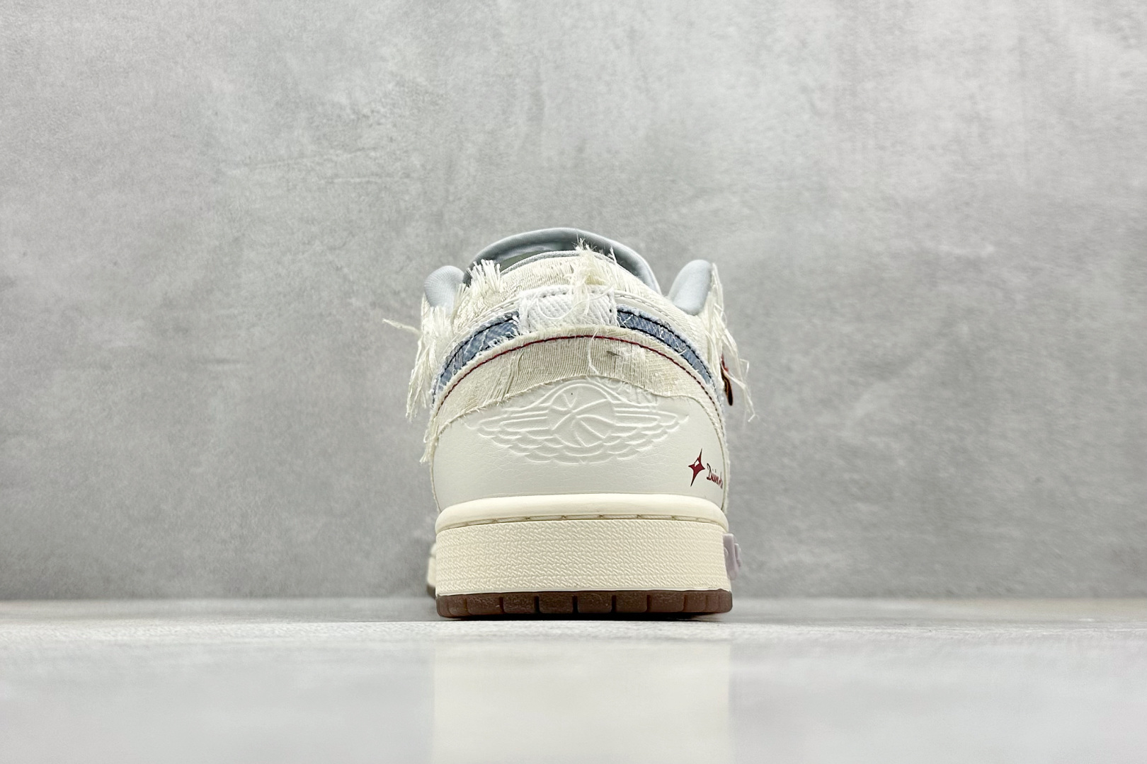  终端放店
FS版 Air Jordan 1 Low 引线牵梦烟霞续绕
整体围绕熊猫恶作剧乘浪钓手主题设