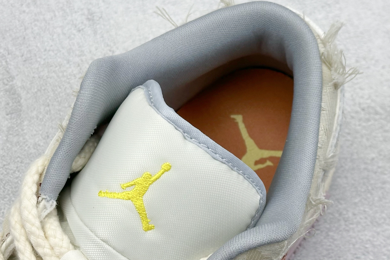  终端放店
FS版 Air Jordan 1 Low 引线牵梦烟霞续绕
整体围绕熊猫恶作剧乘浪钓手主题设