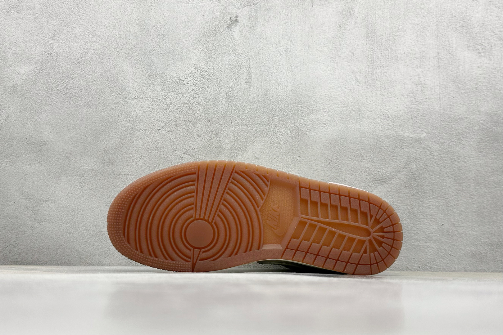  终端放店
FS版 Air Jordan 1 Low 引线牵梦烟霞续绕
整体围绕熊猫恶作剧乘浪钓手主题设