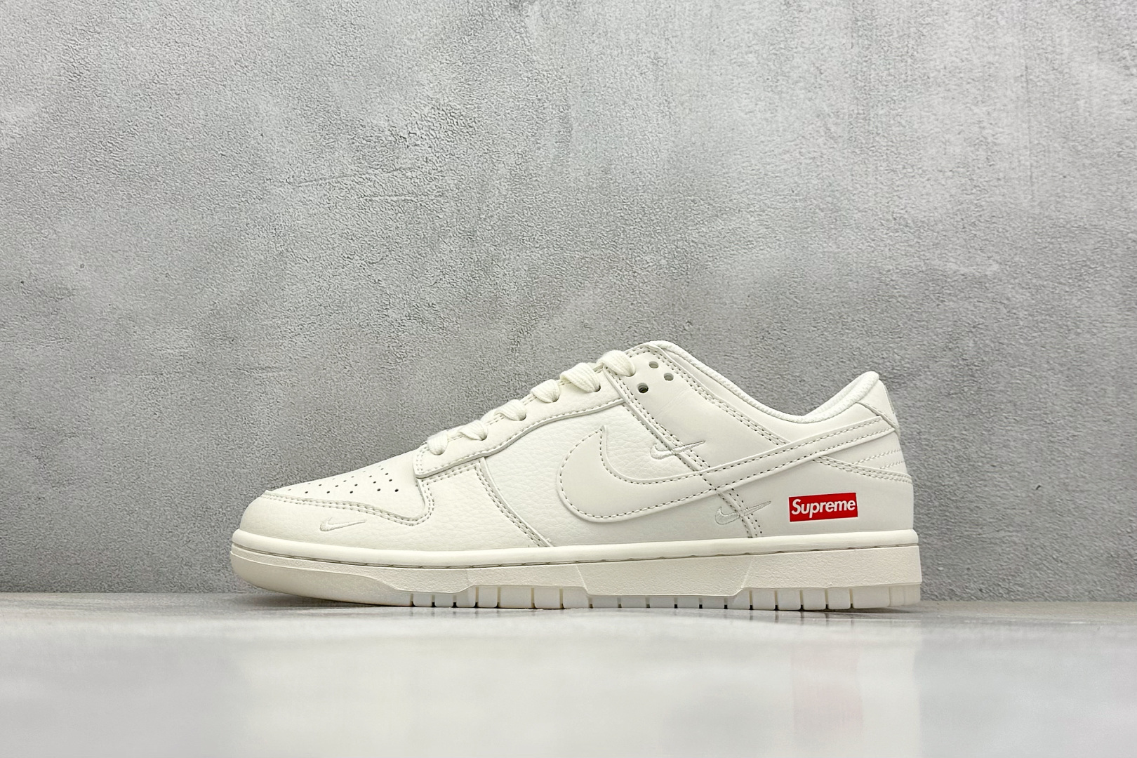  终端放店
XC版 Nike SB Dunk Low Supreme限定
纯原大厂出品 极力推荐 
原装