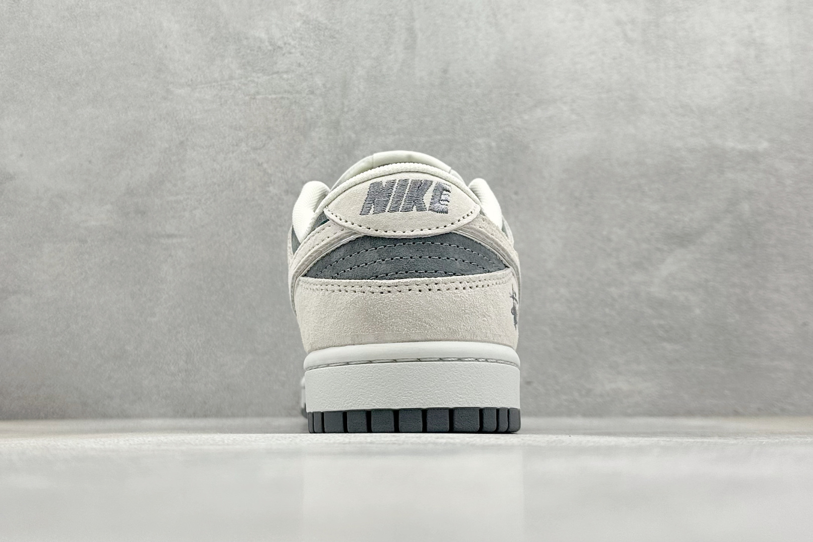  终端放店
XC版 Nike SB Dunk Low x Stussy 灰蓝翻毛小钩
纯原大厂出品 极力