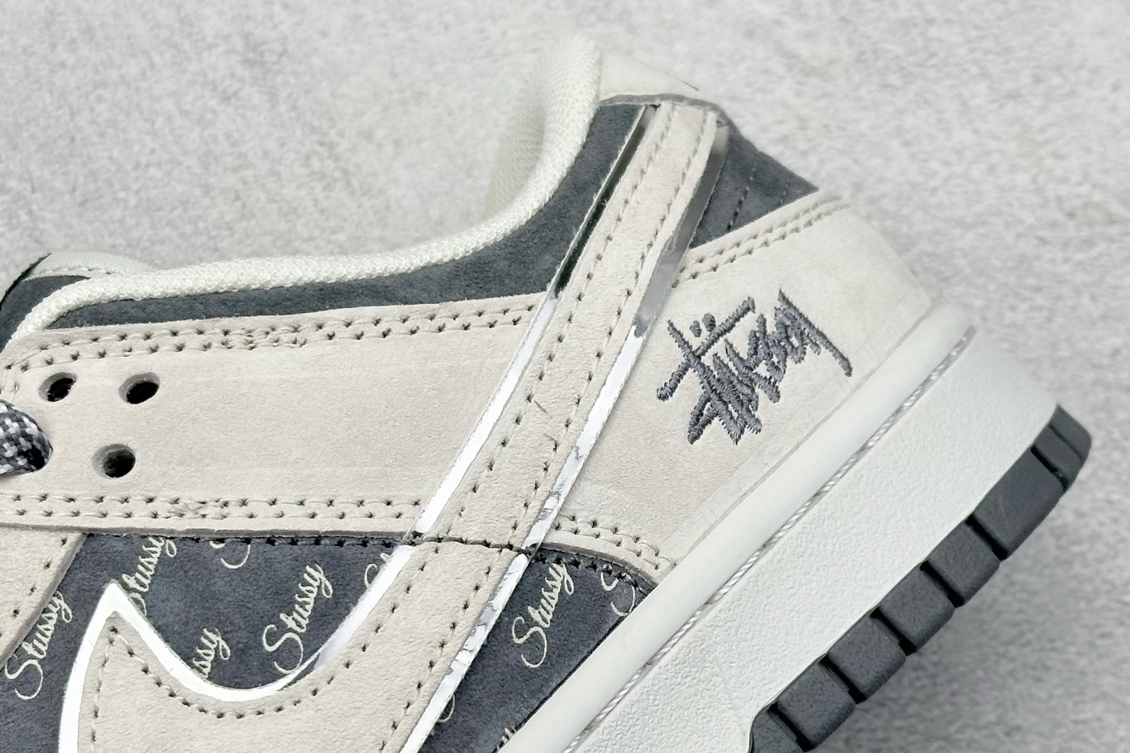 终端放店
XC版 Nike SB Dunk Low x Stussy 灰蓝翻毛小钩
纯原大厂出品 极力