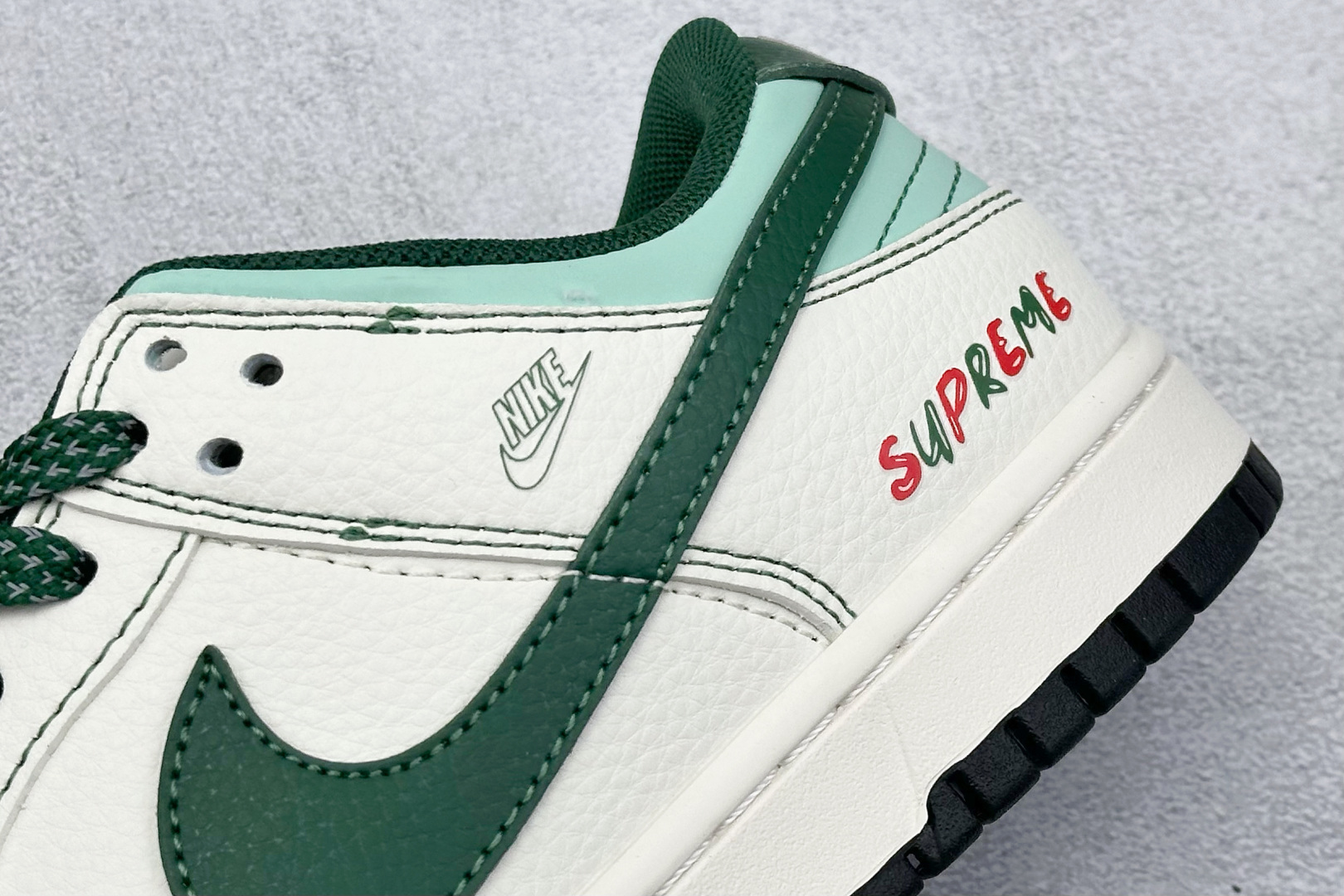  终端放店
XC版 Nike SB Dunk Low x Supreme 白绿小钩
纯原大厂出品 极力推