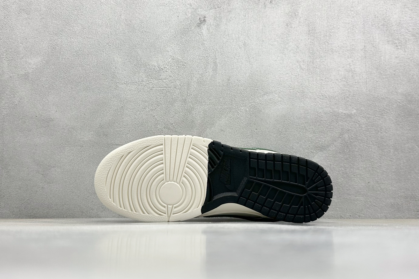  终端放店
XC版 Nike SB Dunk Low x Supreme 白绿小钩
纯原大厂出品 极力推