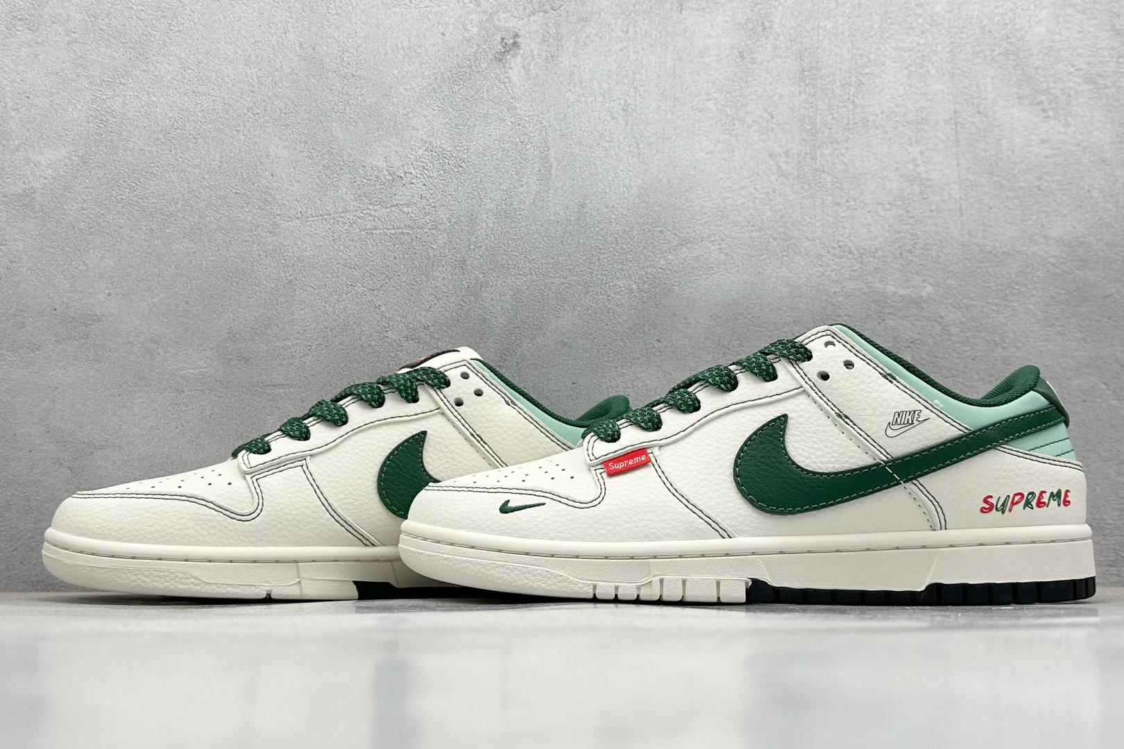  终端放店
XC版 Nike SB Dunk Low x Supreme 白绿小钩
纯原大厂出品 极力推