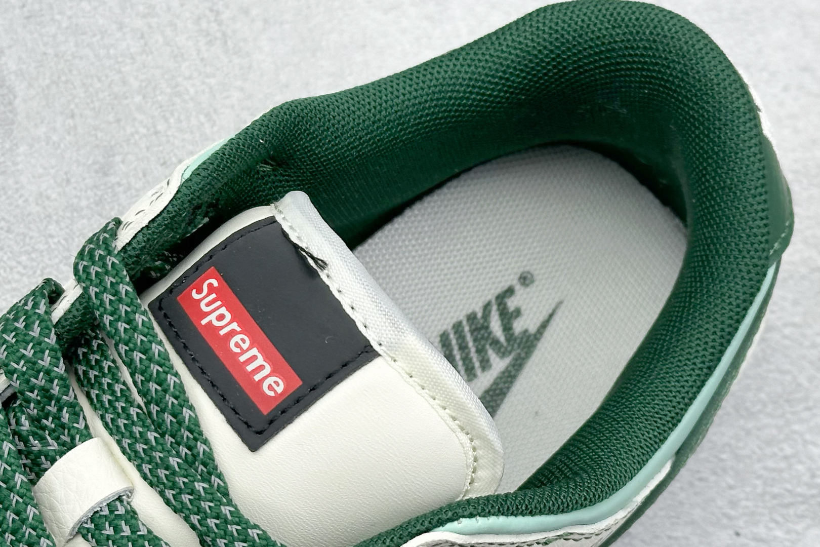  终端放店
XC版 Nike SB Dunk Low x Supreme 白绿小钩
纯原大厂出品 极力推