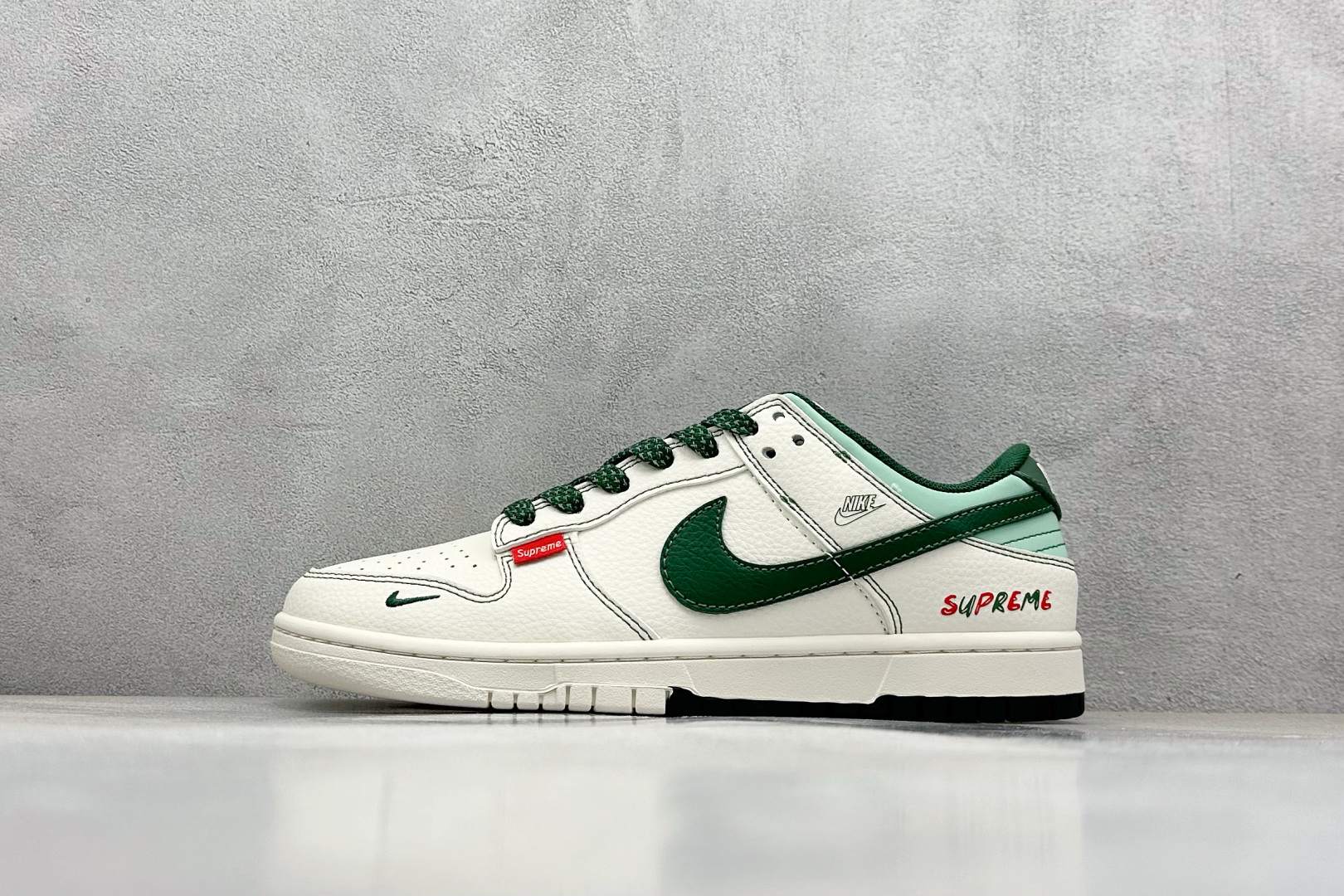  终端放店
XC版 Nike SB Dunk Low x Supreme 白绿小钩
纯原大厂出品 极力推