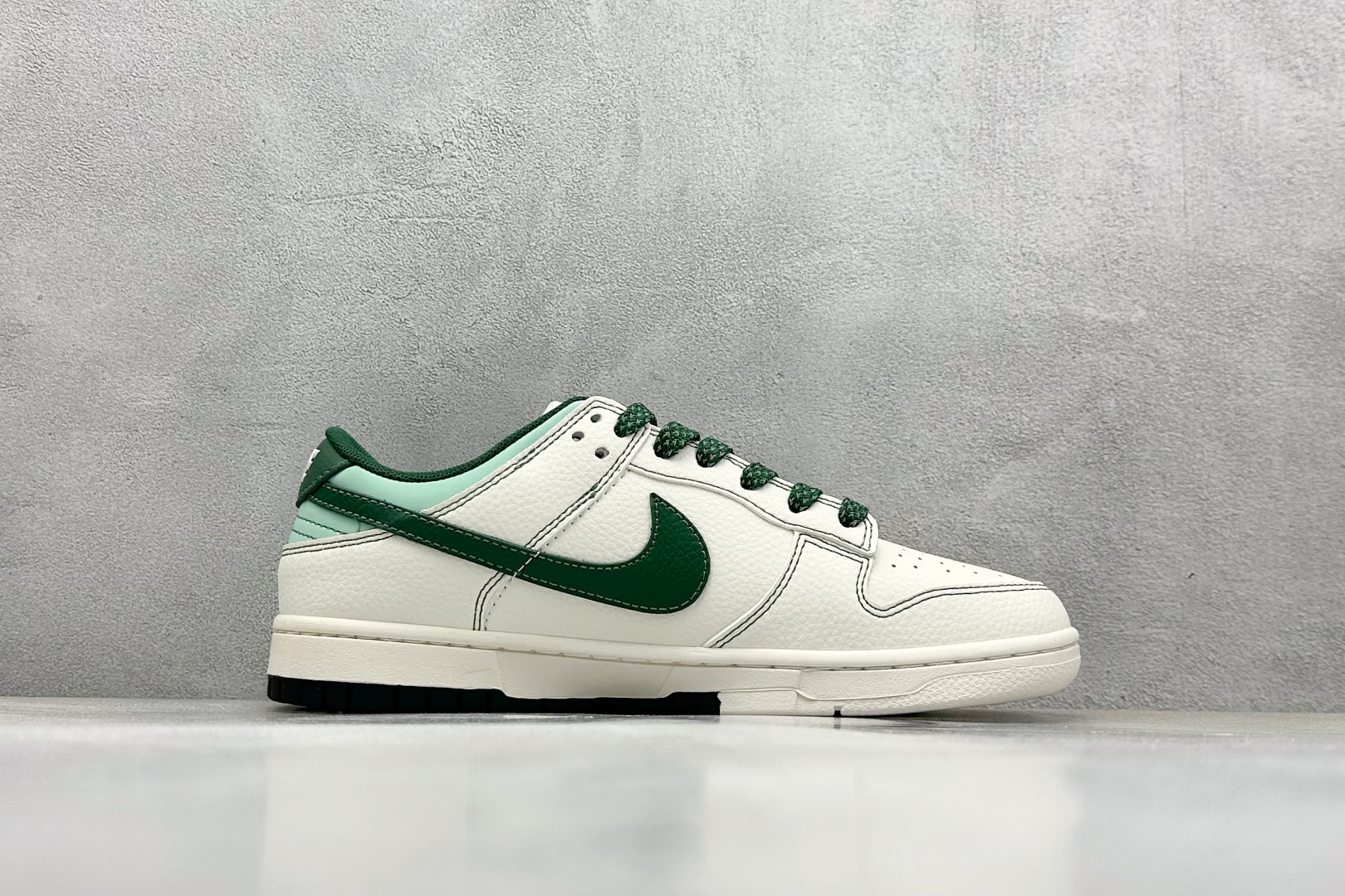  终端放店
XC版 Nike SB Dunk Low x Supreme 白绿小钩
纯原大厂出品 极力推