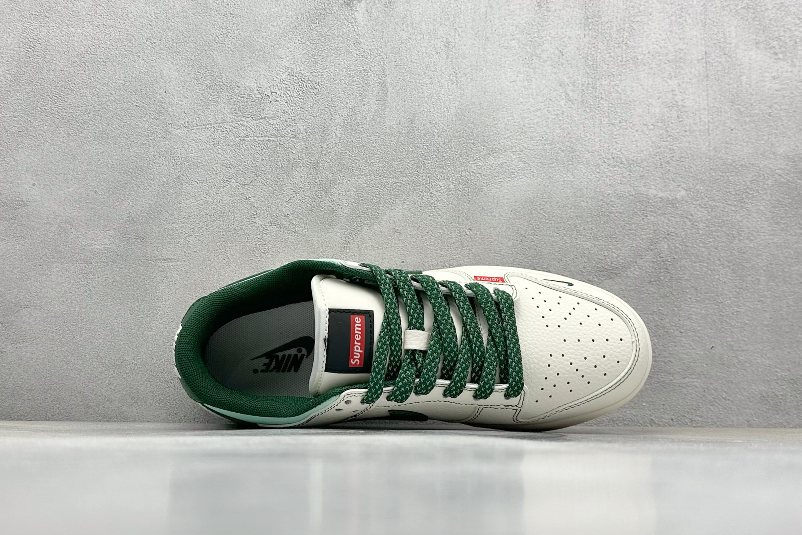  终端放店
XC版 Nike SB Dunk Low x Supreme 白绿小钩
纯原大厂出品 极力推