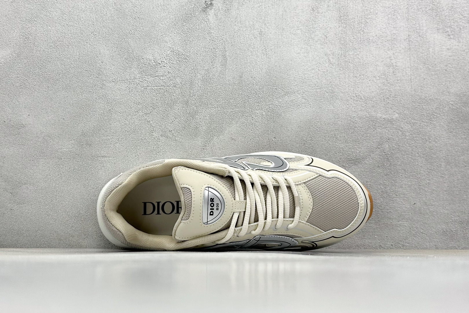  
Dior B30 迪奥网眼织物低帮运动休闲鞋 
该款系列采用黑网色眼织物白和色科技料面精心制 作饰以