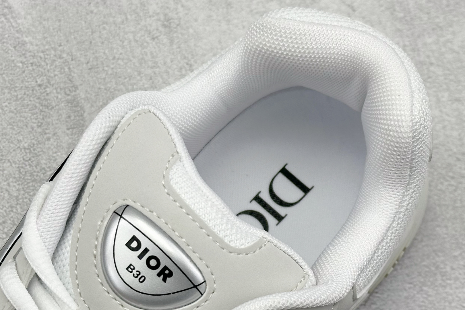  
Dior B30 迪奥网眼织物低帮运动休闲鞋 
该款系列采用黑网色眼织物白和色科技料面精心制 作饰以