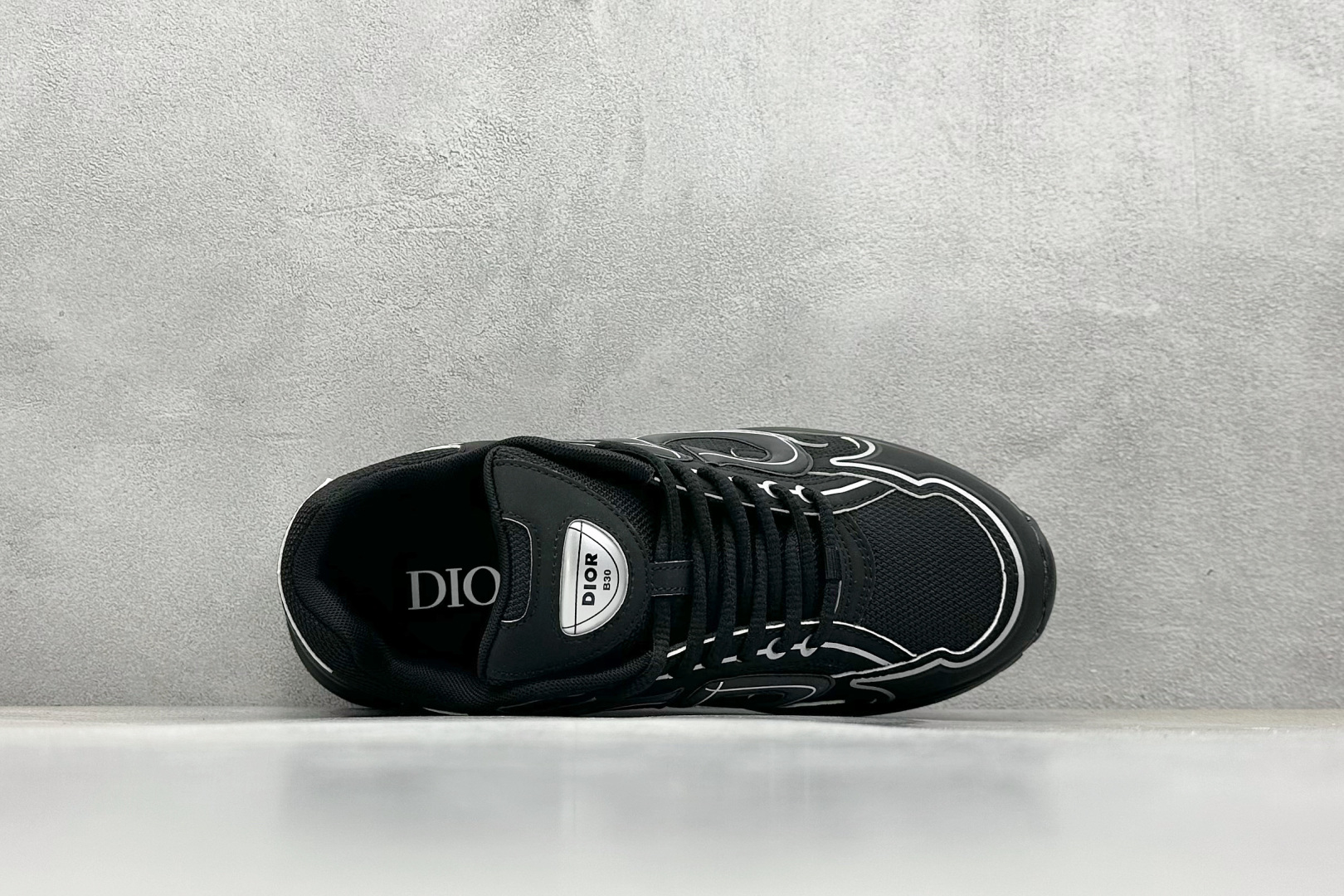  
Dior B30 迪奥网眼织物低帮运动休闲鞋 
该款系列采用黑网色眼织物白和色科技料面精心制 作饰以